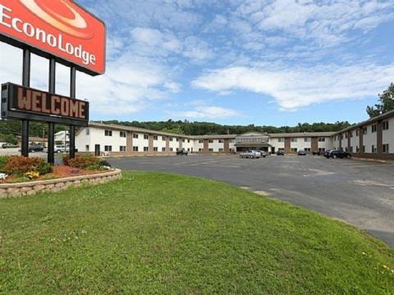 Baymont By Wyndham Iron Mountain Hotel Buitenkant foto