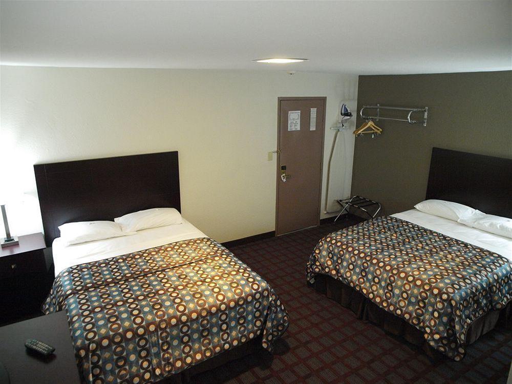 Baymont By Wyndham Iron Mountain Hotel Buitenkant foto