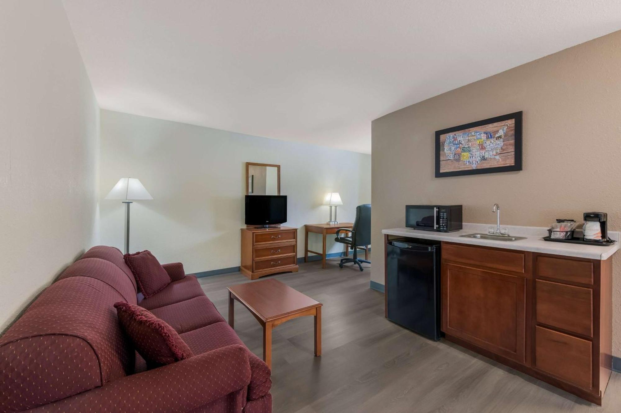 Baymont By Wyndham Iron Mountain Hotel Buitenkant foto