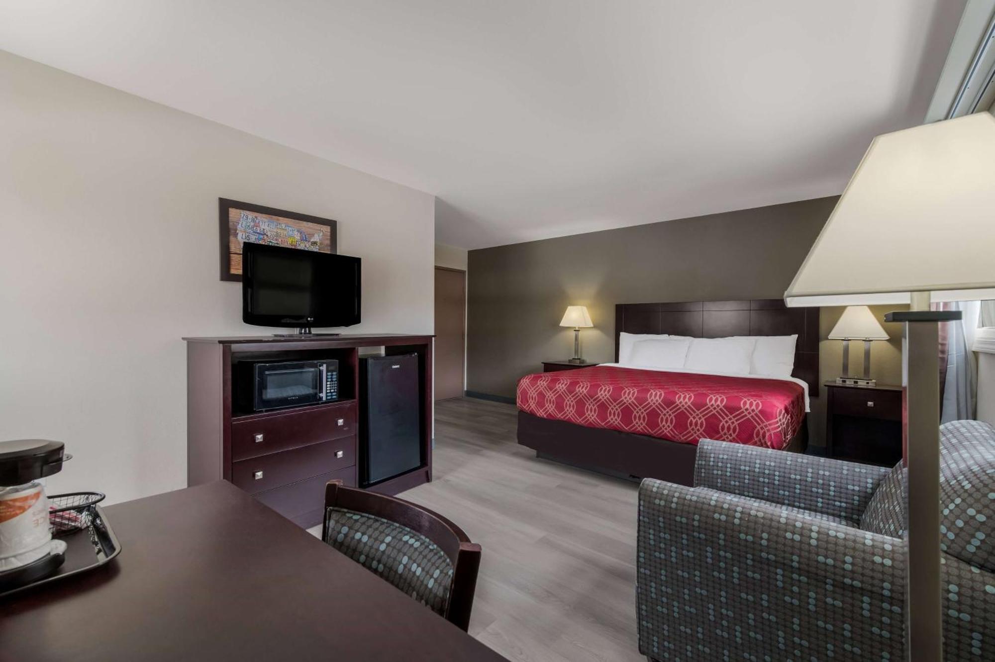 Baymont By Wyndham Iron Mountain Hotel Buitenkant foto