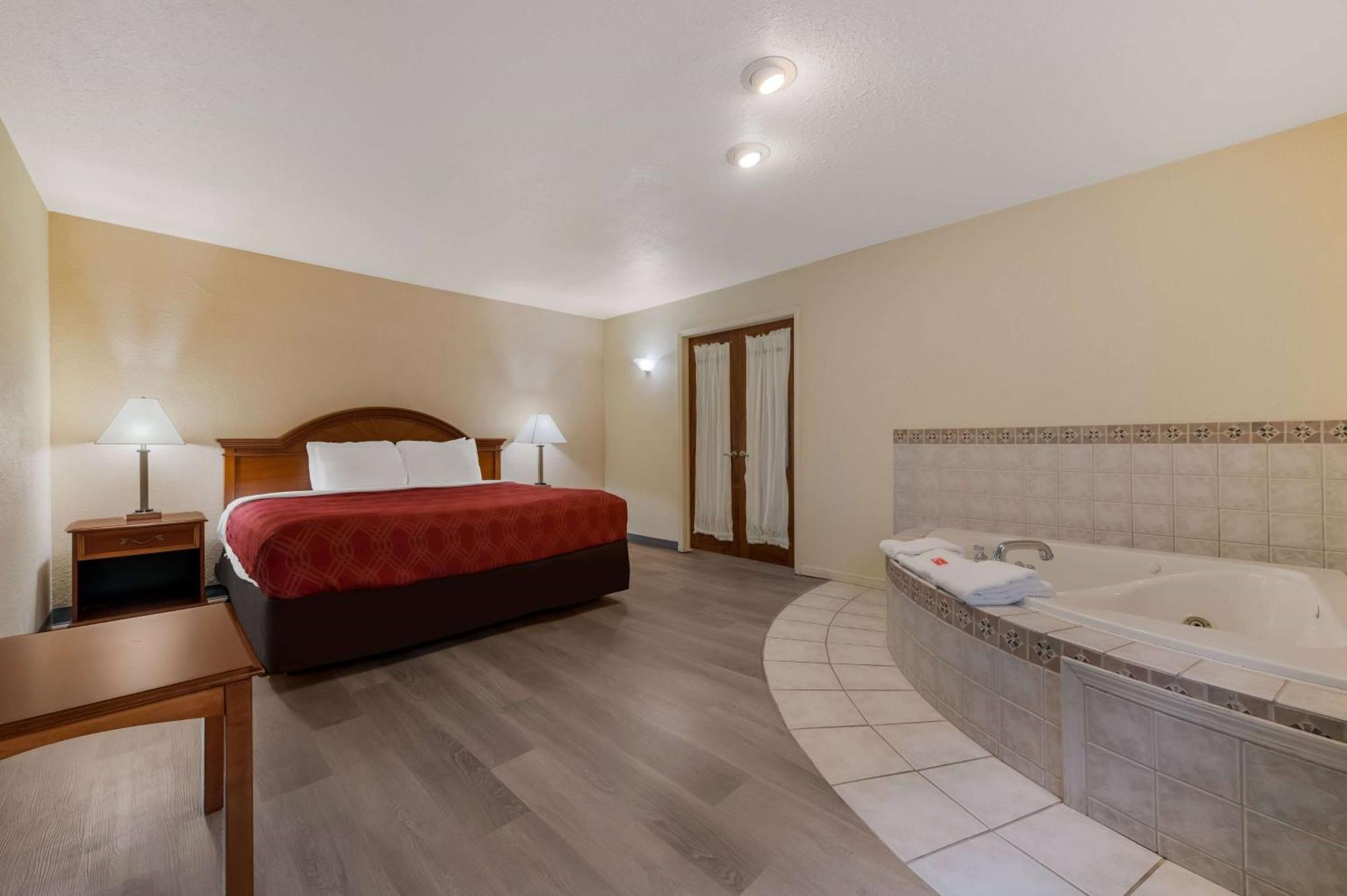 Baymont By Wyndham Iron Mountain Hotel Buitenkant foto